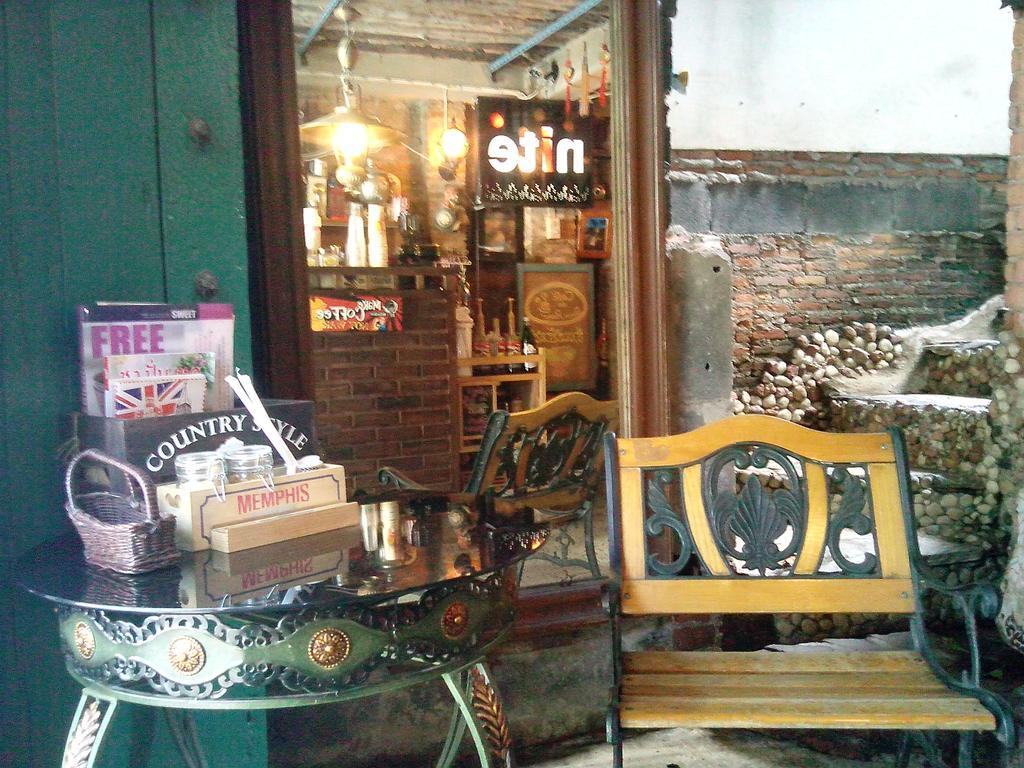 Cafe De Baan Raow Hotel Bangkok Exterior foto